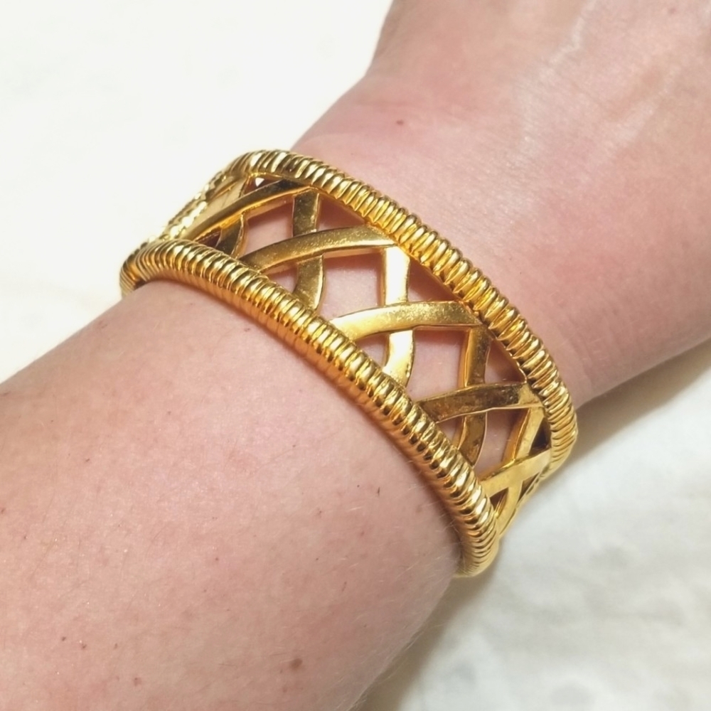 Vintage Liz Claiborne X's Kisses Bangle Bracelet